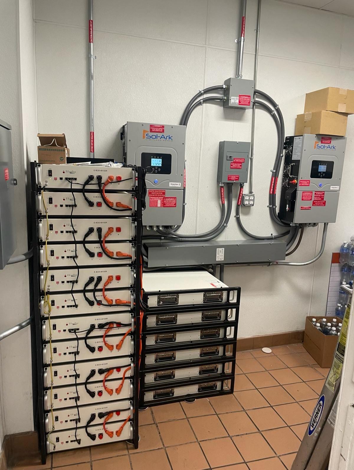Tillförlitlig energi för bensinstationer: Hicorenergy 90 kWh batterisystem driver Kalifornien bränslestationer